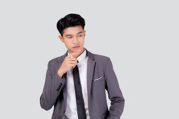 Portrét Mladý Asijský Podnikatel Obleku Inteligentní Myšlení Nápad Izolované Bílém — Stock fotografie