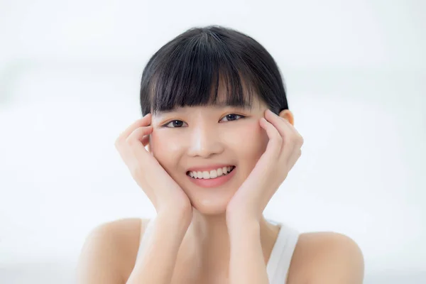 Hermosa Mujer Asiática Joven Maquillaje Cosmética Chica Mano Toque Mejilla — Foto de Stock