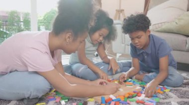 Çocukların olduğu mutluluk ailesi, eğlence ve eğlence ile birlikte yerde blok tahtası oynuyorlar ve evdeki oturma odasında rahatlıyorlar. Rekabet ve gelişim ve öğrenim için aktivite ve hobi, yaşam tarzı konsepti..