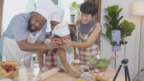 Afroamerikanische Familienväter Und Mütter Und Kinder Stehen Und Kochen Und — Stockvideo