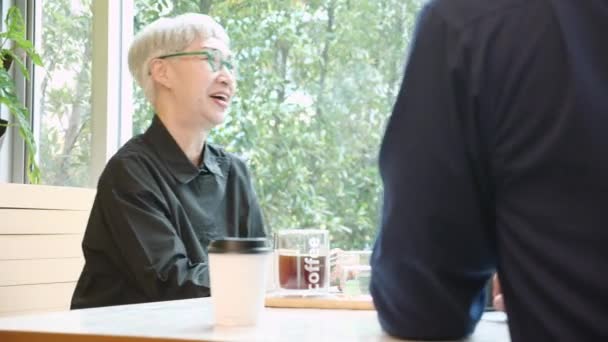 Senior Kvinna Talar Överenskommelse Projektet Och Förklara Med Företagare Caféet — Stockvideo