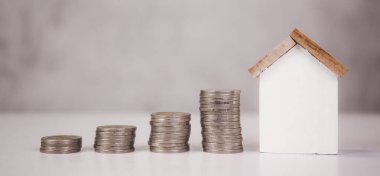 Gelirli para yığını ve gayrimenkul ve başarı, finans ve yatırım, sigorta evi, depozito ve mülk ve finans, konut ve yeniden finansman, iş konsepti.