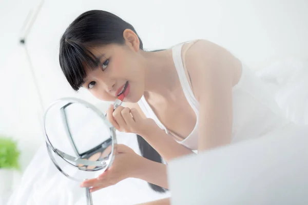 口の中に口紅の赤を適用する美しい若いアジアの女性 唇の優雅さと化粧化粧のための鏡を見て美少女 女性のセクシーと構成 スキンケアと健康の概念 — ストック写真