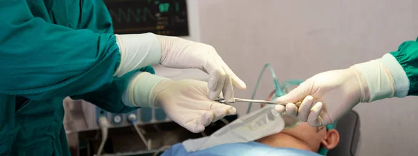 Closeup Hands Doctor Sending Instrument Surgeon Rescue Patient Operation Room — Stock Photo, Image