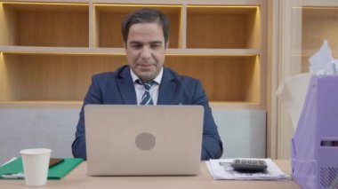 Mutluluk genç iş adamı, modern ofiste başarı için dizüstü bilgisayar planlama kullanıyor, iş adamı, kendine güvenen, yönetici ya da yönetici gibi yakışıklı, iş konsepti olan bir not defterine daktilo yazıyor..