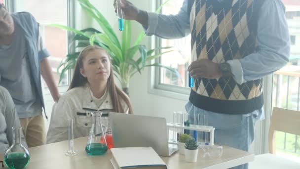 Młody Nauczyciel Uczący Ucznia Grupy Nauce Wyjaśniający Chemikalia Płynów Laboratorium — Wideo stockowe