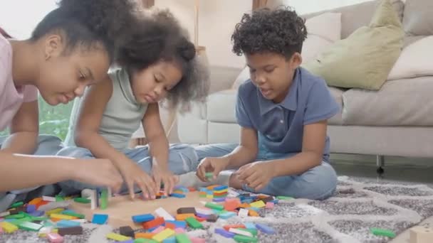 快乐的家庭 孩子们在地板上玩木块 在客厅里玩乐和放松 活动和业余爱好 竞争和学习发展 生活方式的概念 — 图库视频影像