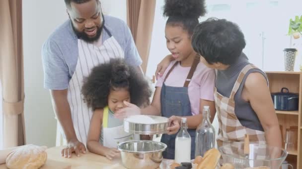 African America Familie Trägt Schürze Zum Gemeinsamen Kochen Von Backwaren — Stockvideo