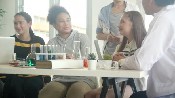 Unga Lärare Undervisning Grupp Student Vetenskap Och Förklara Kemiska För — Stockvideo