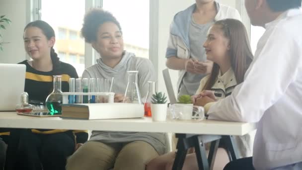 Joven Profesor Enseñanza Grupo Estudiantes Sobre Ciencia Explicación Químicos Para — Vídeos de Stock