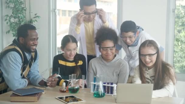 Genç Öğretmen Grup Öğrencilerine Bilim Öğretiyor Okul Laboratuvarında Sıvı Için — Stok video
