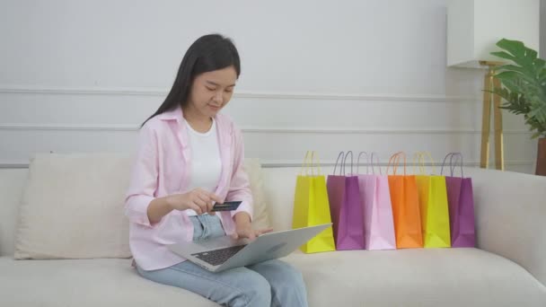 Mujer Asiática Joven Sentada Sofá Utilizando Ordenador Portátil Compras Línea — Vídeos de Stock