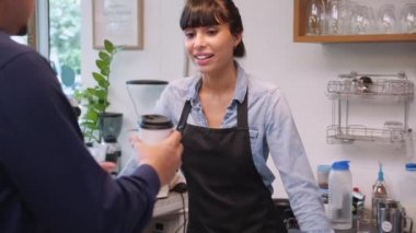 Müşteri kızgın ve barista kadın şikayet ederken kafede sipariş ve hizmet vermekten, mal sahibinin durumu ve stresinden, müşterinin hoşnutsuzluğundan ve kahve dükkanındaki garsonla görüşmesinden bıkmış..