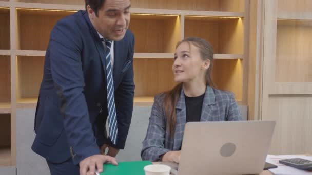Bizneswoman Biznesmen Spotkanie Patrząc Laptopa Dyskusji Razem Biznesmen Kobieta Jest — Wideo stockowe