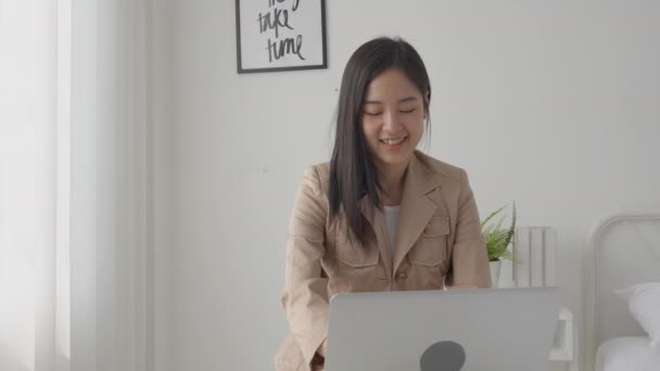 Joven Mujer Negocios Asiática Videollamada Presentación Para Conferencia Línea Casa — Vídeos de Stock