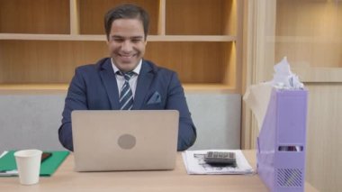 Mutluluk genç iş adamı, modern ofiste başarı için dizüstü bilgisayar planlama kullanıyor, iş adamı, kendine güvenen, yönetici ya da yönetici gibi yakışıklı, iş konsepti olan bir not defterine daktilo yazıyor..