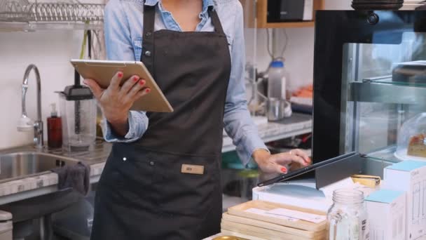 Fiatal Barista Használ Táblagép Rendelés Szállítás Online Kávézóban Vállalkozó Kisvállalkozás — Stock videók