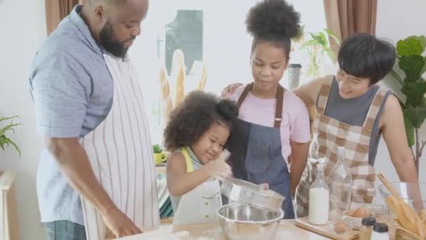 Африканская Америка Семья Носить Фартук Приготовления Хлеба Хлеба Мукой Вместе — стоковое видео