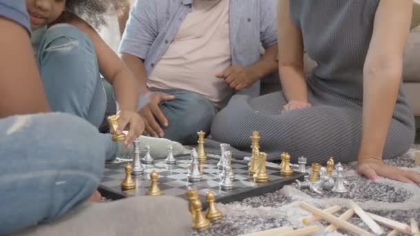 Lykke Familie Med Far Mor Spiller Skak Med Børn Gulvet – Stock-video