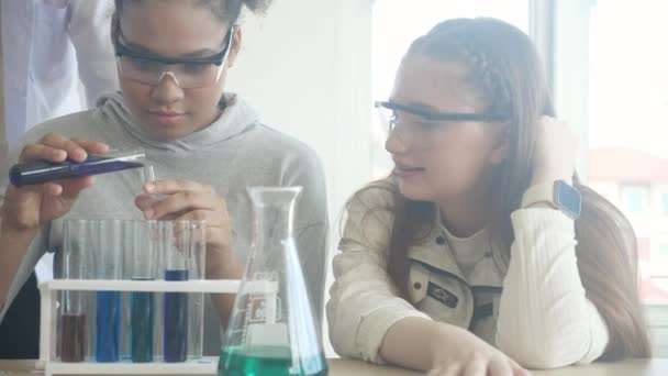 Joven Profesor Enseñanza Grupo Estudiantes Sobre Ciencia Explicación Químicos Para — Vídeos de Stock