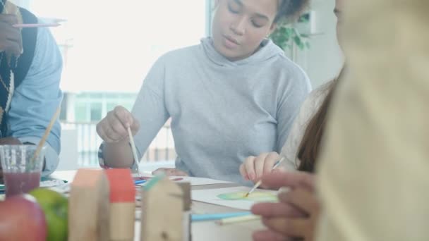 Skupina Studentů Sedících Studujících Učících Kreslení Učitelem Společně Třídě Škole — Stock video