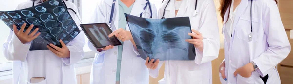Grupp Läkare Undersöker Röntgenfilm Skalle Och Skelett Patienten För Att — Stockfoto