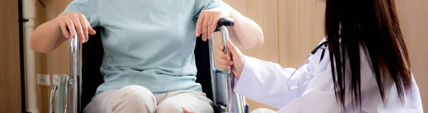 Läkare Kvinna Uppmuntra Och Hand Patient Senior Sittande Rullstol Sjukhuset — Stockfoto