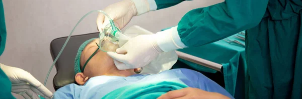 Tangan Tertutup Dokter Dan Asisten Memegang Masker Oksigen Dengan Keadaan — Stok Foto