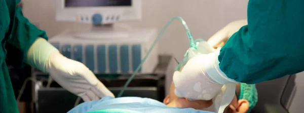 Mãos Fechadas Médico Assistente Segurando Máscara Oxigênio Com Emergência Paciente — Fotografia de Stock