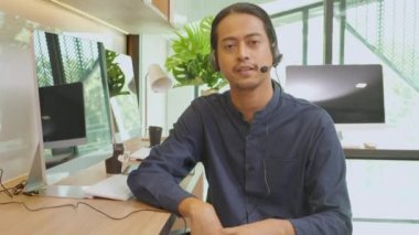 Dost canlısı, iş adamı müşteri destek merkezi ve operatördür. Yardım ve danışman, danışman danışma ve iletişim, kulaklık takan adam, iş konsepti..