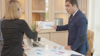 Grup iş adamları takım toplantısı ve yönetim kurulu veya yönetici ve çalışanlar arasında pazarlama ve finans hakkında tartışmalar, patron finans karı hakkında açıklama.