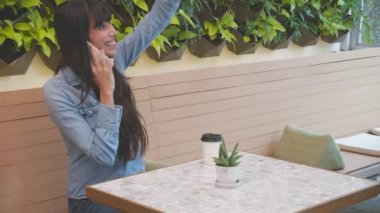 Genç arkadaşlar kafede buluşur ve konuşurlar, kadın ve erkek kahve dükkanında buluşur ve sohbet ederler, ilişki ve bağ kurarlar, iki kişi, yaşam tarzı konsepti.