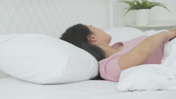 Красива Молода Азіатка Спить Ліжку Головою Подушці Комфорт Щастя Спальні — стокове відео