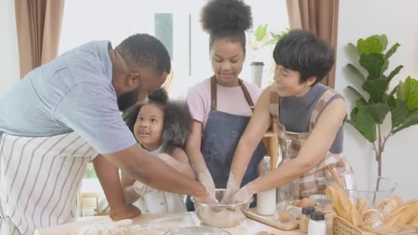 African America Familie Trägt Schürze Dreschmehl Zum Gemeinsamen Kochen Von — Stockvideo