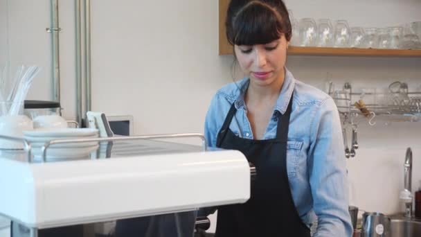 Mujer Barista Haciendo Café Con Máquina Cafetería Personal Preparando Bebidas — Vídeos de Stock