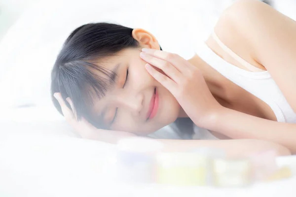 Cantik Wanita Asia Muda Tersenyum Dan Berbaring Tempat Tidur Kecantikan — Stok Foto