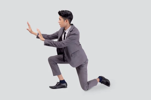 Młody Azjatycki Biznesmen Pchając Coś Białym Tle Biznesmen Silny Ekspresją — Zdjęcie stockowe