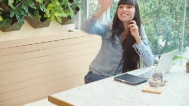 Kafe 'de genç bir çiftin randevusu var. Tablet bilgisayara bakmak ve rahatlamak, kadın ve erkek kahve dükkanında, yaşam tarzlarında ve iletişim konseptinde buluşup, sohbet etmek..