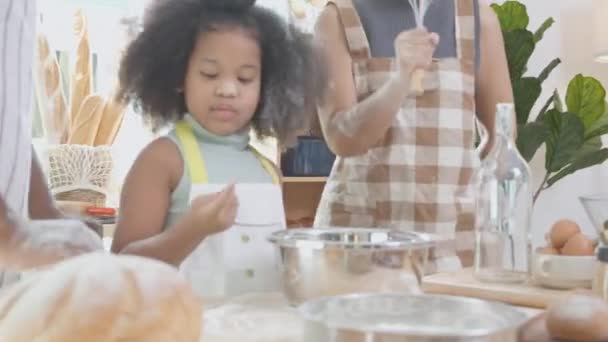 African America Familie Mit Schürze Dreschmehl Zum Kochen Und Tanzen — Stockvideo