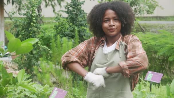 Niños Niños Pie Brazos Cruzados Jardinería Actividad Del Hombre Haciendo — Vídeo de stock