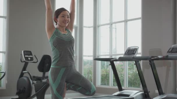 Ung Asiatisk Kvinna Som Gör Yoga Med Stretchiga Muskler Händer — Stockvideo