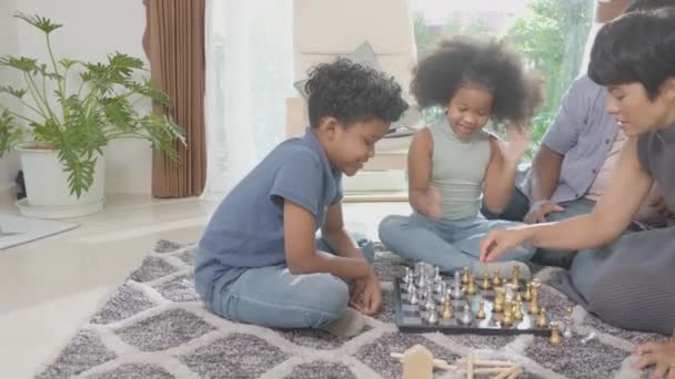 아버지와 어머니가 아이들 마루에서 재미와 체스를 거실에서 긴장을 습득을 — 비디오