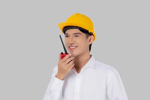 Retrato Jovem Asiático Homem Engenheiro Vestindo Capacete Usando Rádio Para — Fotografia de Stock