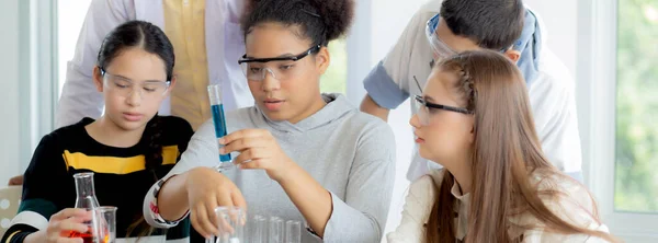 Unga Lärare Undervisning Grupp Student Vetenskap Och Testkemikalie För Vätska — Stockfoto