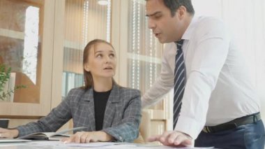 Rapor istatistikleri ve mali, yönetici ve sekreter kazancı hakkında iş adamları toplantısı grafik ve grafik belgesi ile finans danışmanlık ve planlama, başarı konferansı.