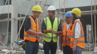 Ustabaşı ve işçilerden oluşan ekip, başarı, mühendis ve inşaat sahası için ekip çalışması, mimarlık ve müteahhitlik için uyum içinde..