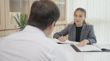 Ofisteki toplantı odasındaki çalışanla tartışan yönetici veya patron, müdürün suçlaması ve işadamı ile çatışması, fikir ayrılığı ile ifade ve tavır, iş konsepti.