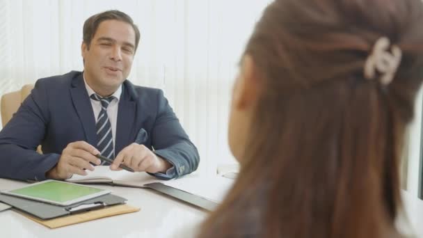 Joven Mujer Negocios Informe Los Empleados Con Ejecutivo Gerente Oficina — Vídeos de Stock