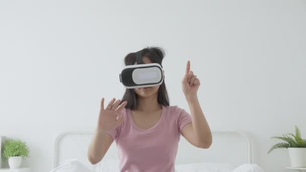 Ung Asiatisk Kvinna Bär Headset Spela Spel Med Upphetsad Sängen — Stockvideo