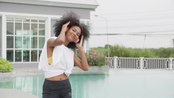 Jeune Femme Afro Américaine Portant Des Écouteurs Écoutant Musique Debout — Video